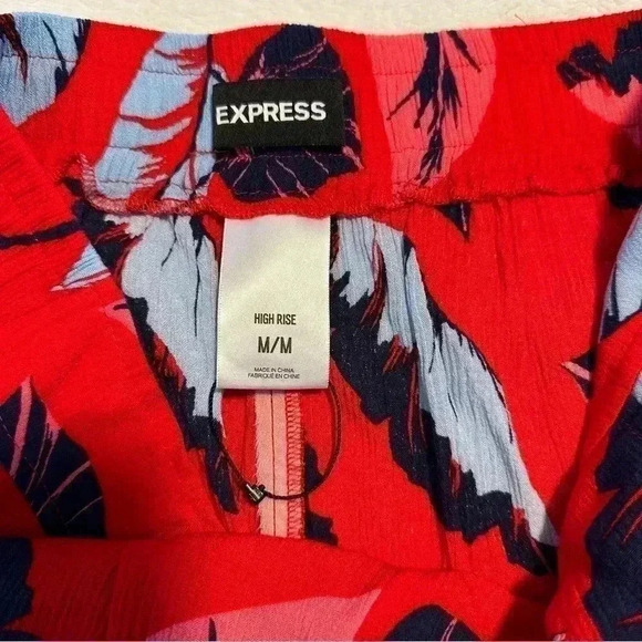 NWOT Express Women’s Red/Blue Tropical Print Rayon Shorts High Rise Size M - Picture 3 of 8